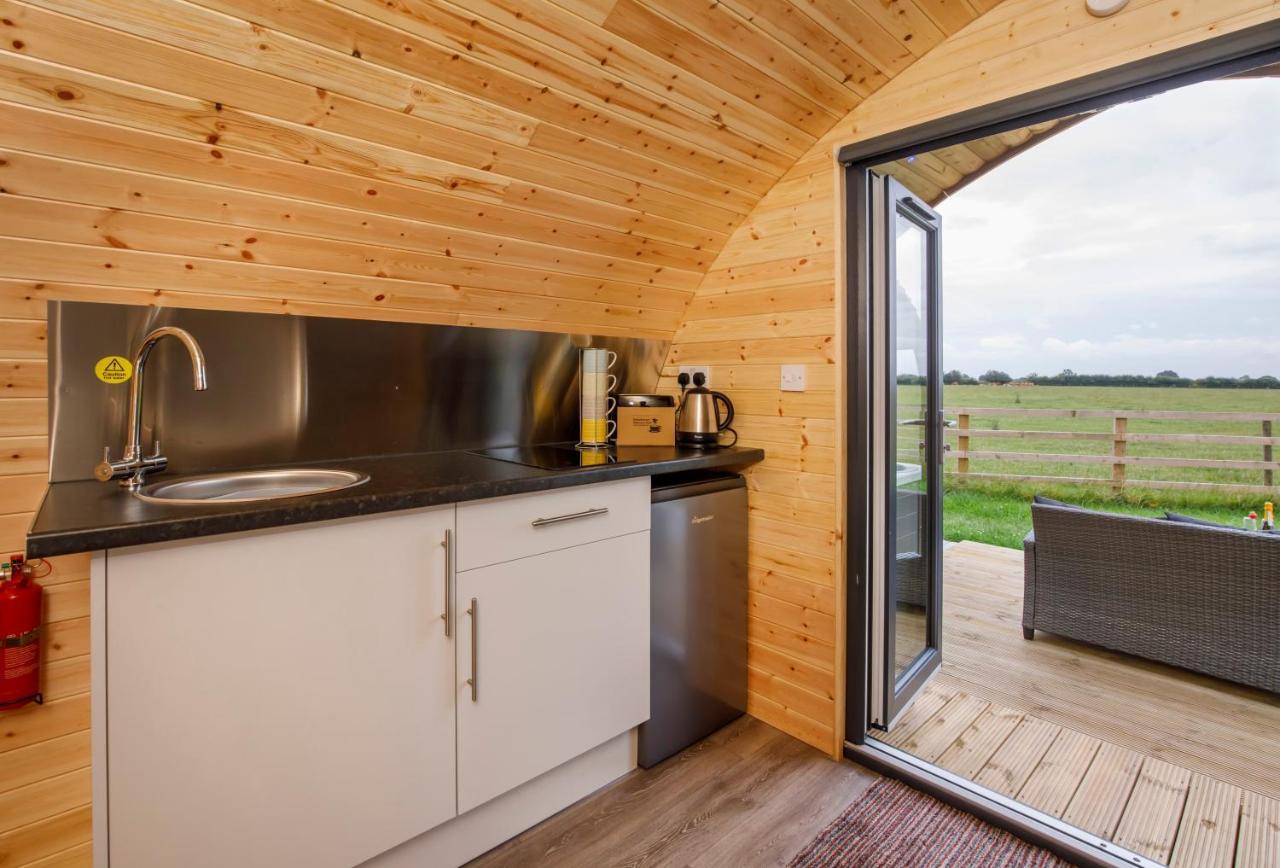 Little Meadow Pods With Hot Tub Кемпинг